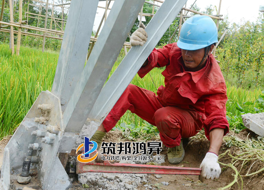 電力鐵塔桿塔安裝施工現(xiàn)場